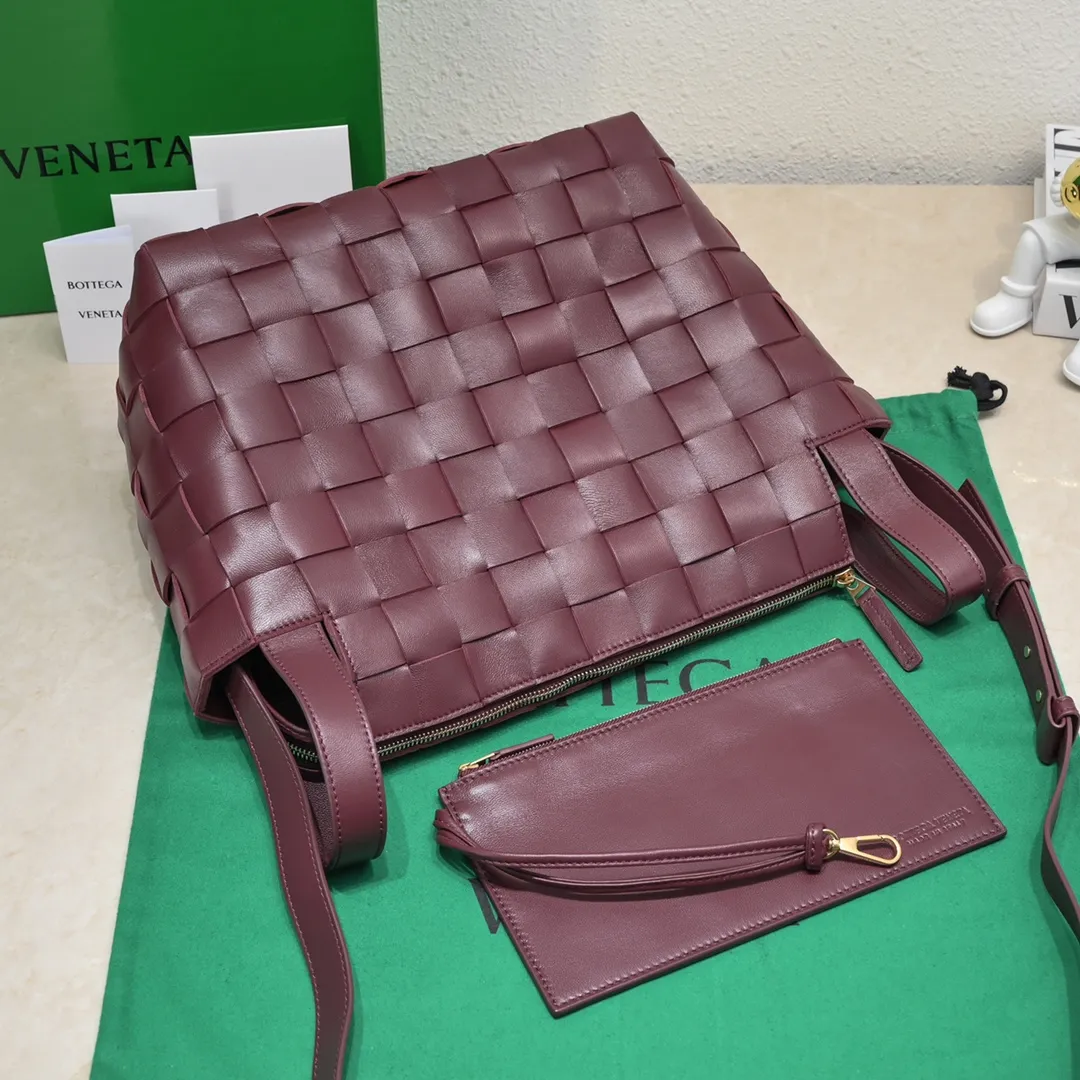 What can you put in Bottega Veneta’s new bowling bag? Have you got the new bowling bag? Super large capacity ~ The key is low-key, simple and casual style ~ the fashion sense is not reduced at all. It combines BV's classic woven elements and can also be used for computers. The length of the shoulder straps can be adjusted. It is suitable for tall girls to carry. Boys also have a sunny back☀️ Style number: 7466# Size: 28*21*16